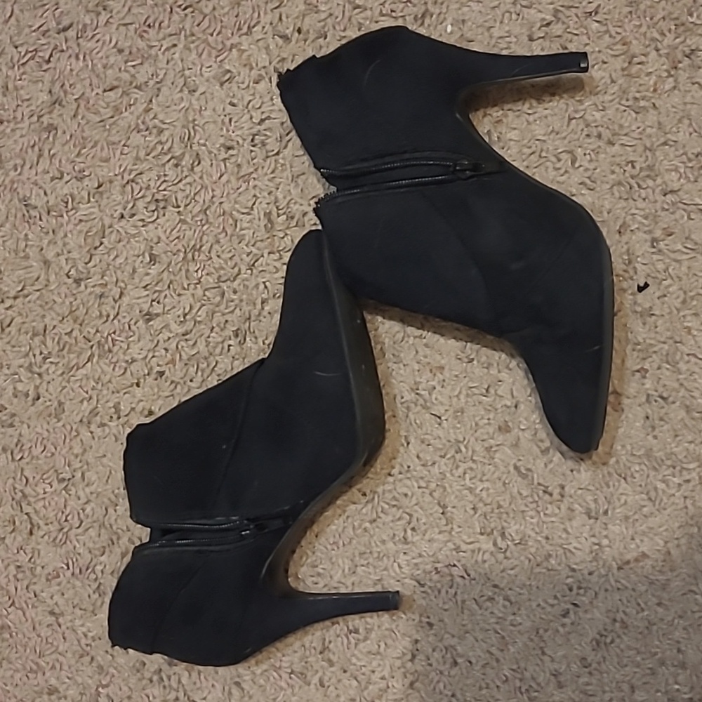 Rampage Suede look booties size 7M
